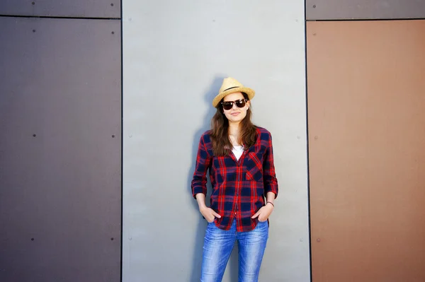 Mooie moderne meisje in de buurt van de muur. Jeugd stijl. Mode schot. — Stockfoto