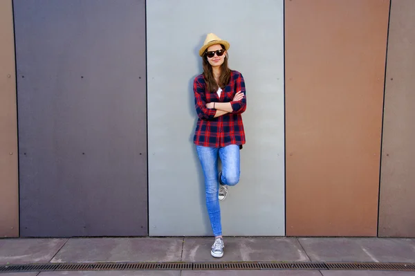 Bella ragazza moderna vicino al muro. Stile giovanile. Scatto moda . — Foto Stock