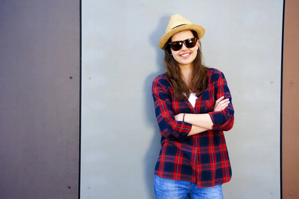 Ritratto di una bella ragazza sorridente in camicia rossa e cappello, vetro — Foto Stock