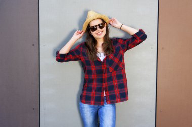 Kocaman bir gülümseme ile dijital tablet bilgisayar kullanan genç kadın