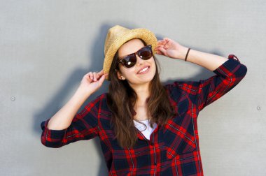 Kocaman bir gülümseme ile dijital tablet bilgisayar kullanan genç kadın