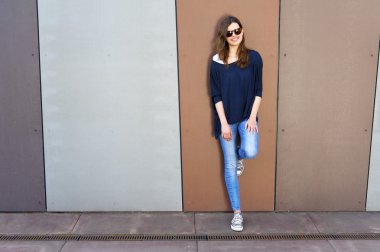 Kocaman bir gülümseme ile dijital tablet bilgisayar kullanan genç kadın