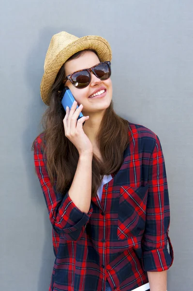 Jeune femme utilisant une tablette numérique avec un grand sourire — Photo