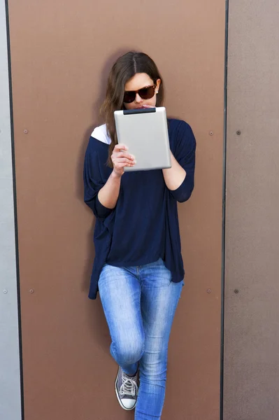 Junge Frau mit einem digitalen Tablet-Computer mit breitem Lächeln — Stockfoto