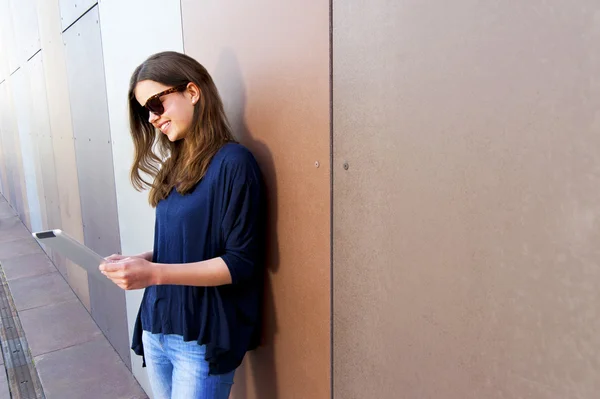 Молодая женщина с большой улыбкой использует цифровой планшетный компьютер — стоковое фото