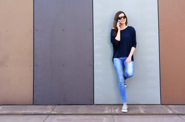 Açık havada eğleniyor ve akıllı arama kız telefonu, yaşam tarzı. Büyük