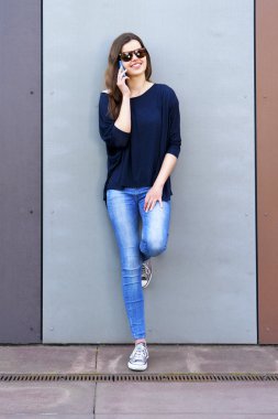 Açık havada eğleniyor ve akıllı arama kız telefonu, yaşam tarzı. Büyük