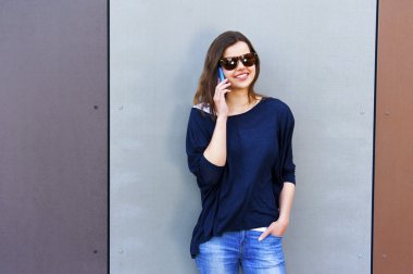 Açık havada eğleniyor ve akıllı arama kız telefonu, yaşam tarzı. Büyük