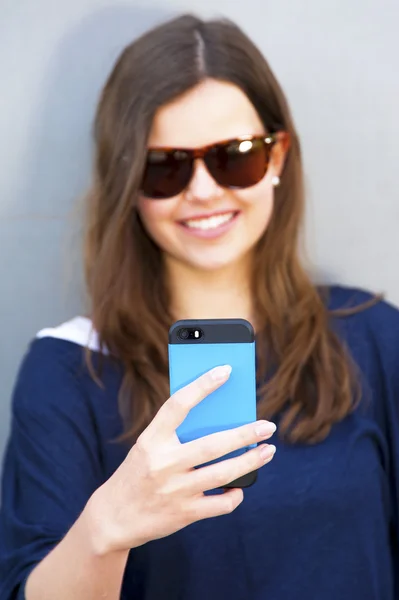 Veselá žena mluvila po telefonu v ulici ležérní oblečení. — Stock fotografie