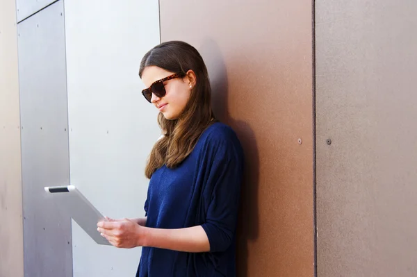 Young woman using a digital tablet computer with big smile — Stock Photo, Image