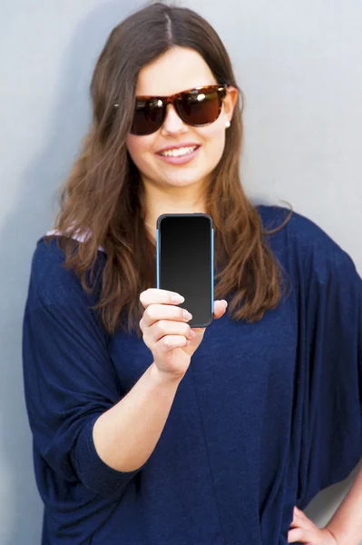 Mujer alegre hablando foto en el teléfono en la calle casual o — Foto de Stock