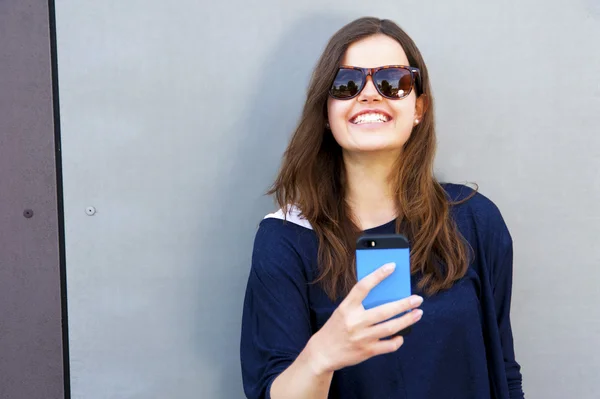 Cheerful woman talking photo on the phone in the street casual o — Stock Photo, Image