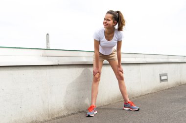 Atlet açık havada büyük gülümseme ile dinlenme odaklı