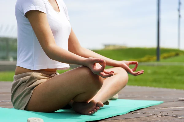 Yoga in the park — Stock Photo, Image