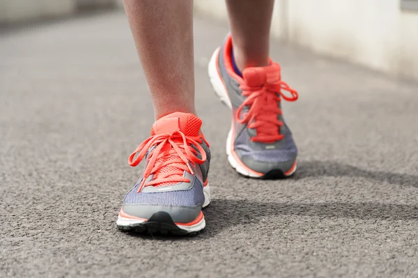 Flickorna foten med sko för löpning — Stockfoto