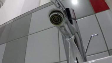 Lecąca woda z kranu