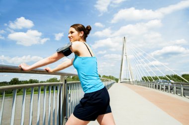 Köprünün diğer tarafında şehirde çalıştırdıktan sonra kadın geri kalan genç yorgun.