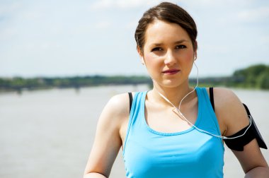 Genç kadın dinlenirsem şehirde uygun çalışma, koşu.