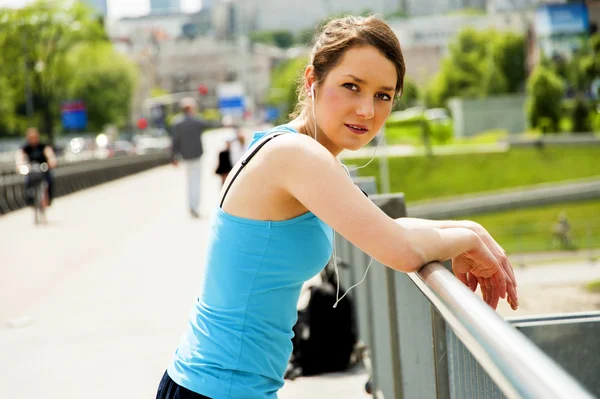 Jonge moe vrouw rest nadat lopen in de stad over de brug, lo — Stockfoto