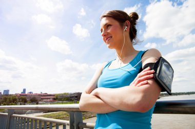 Şehirde köprü SMI çalıştırdıktan sonra kadın geri kalan genç yorgun