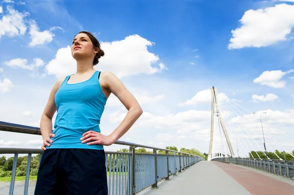 Joven mujer descanso después de correr, trotar en forma en la ciudad . — Foto de Stock