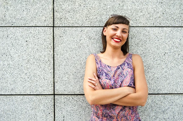젊은 현대 여성 camer에 웃 고 시에 벽에 — 스톡 사진