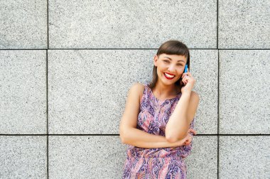 Genç kadın şehir gülümseyen içinde duvar tarafından Evet.