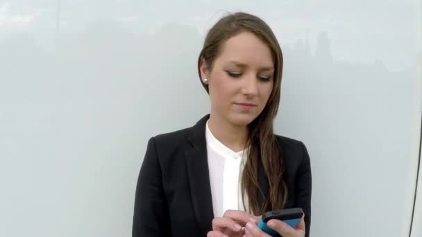 ビジネス女性は携帯電話で写真を撮影. — ストック動画