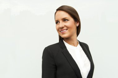 İş kıyafeti tarafından şehirde sol, arayan genç kadın