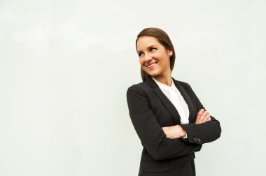 İş kıyafeti tarafından şehirde sol, arayan genç kadın