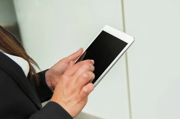 Empresaria que trabaja en la tableta Primer plano de la tecnología . —  Fotos de Stock