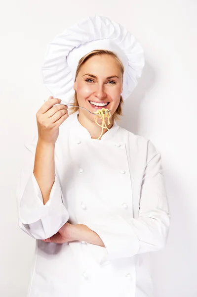 Donna chef con forchetta e spaghetti, pasta tagliatelle, sorridente — Foto Stock