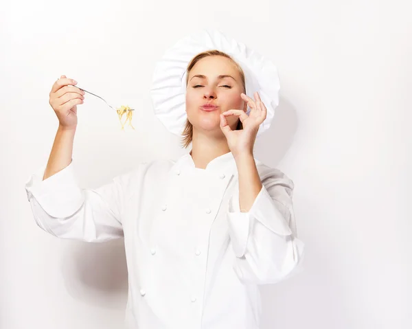 Šéfkuchař žena ukazuje znamení perfektní, těstoviny nudle na vidličku, ov — Stock fotografie