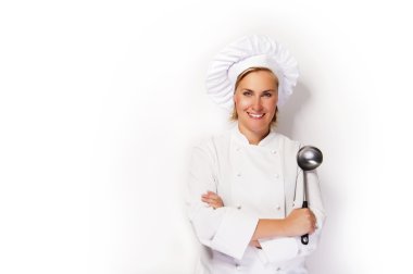 Kepçe, tutan genç kadın Şef gülümseyen.