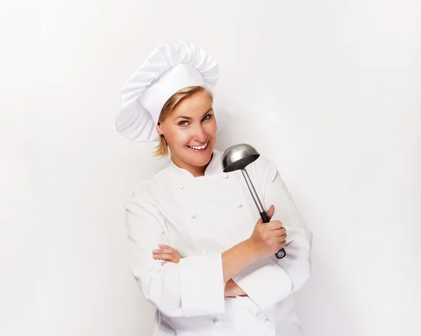 Mujer joven chef sosteniendo cucharón, sonriendo . — Foto de Stock