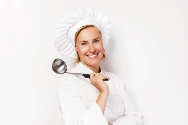 Mujer joven chef sosteniendo cucharón, sonriendo . — Foto de Stock