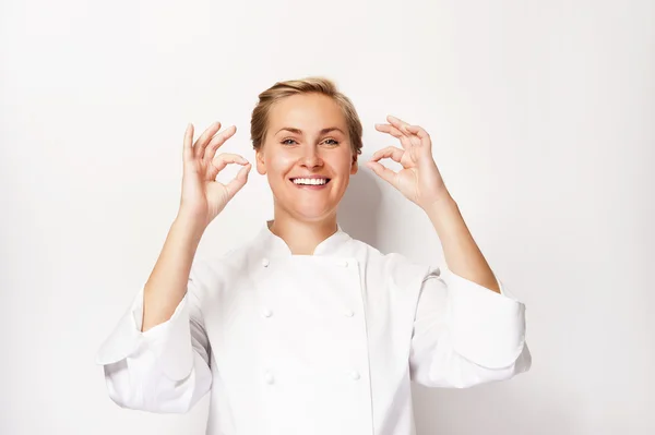 Donna chef mostrando segno perfetto entrambe le mani su sfondo whita — Foto Stock