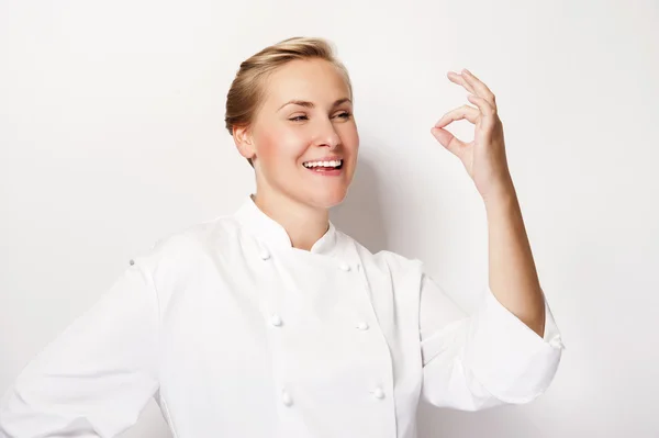 Kvinnan kocken visar tecken perfekt hand, över whita bakgrund smil — Stockfoto