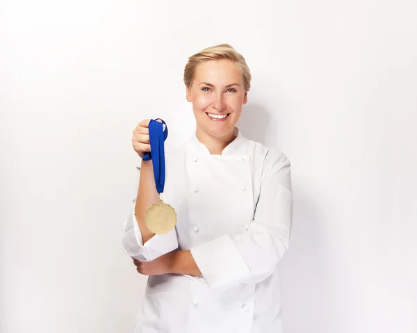 Kvinna i kocken outfit och första pris medalj leende. — Stockfoto