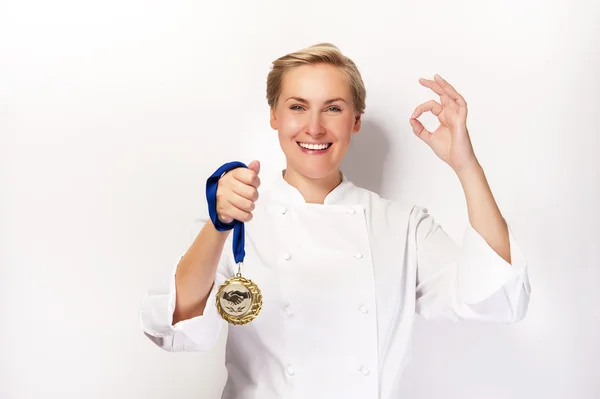 Mulher em roupa de chef com inscrição perfeita e medalha de primeiro prêmio — Fotografia de Stock