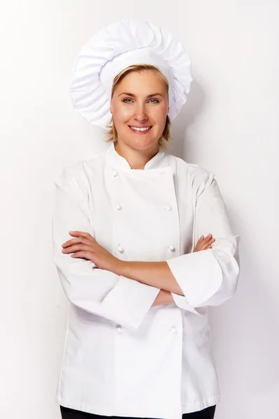 Mujer chef en traje de cocinero sobre fondo blanco sonriendo con cro — Foto de Stock