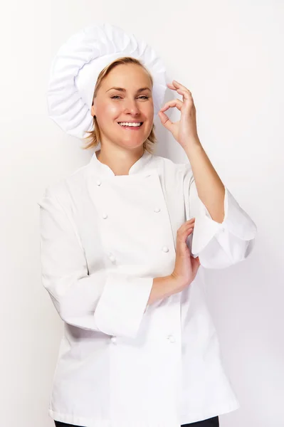 Mulher chef em roupa de cozinheiro mostrando sinal perfeito e sorrindo para ca — Fotografia de Stock