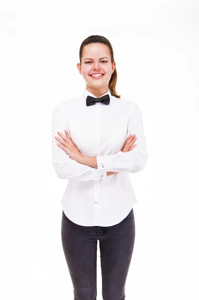 Молодая женщина в форме официанта, изолированная со скрещенными руками, улыбающаяся — стоковое фото