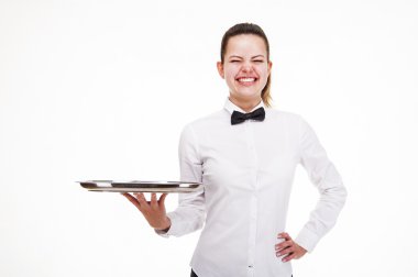 Su üzerinde beyaz bac izole bir tepsi ile Tekdüzen genç kadın