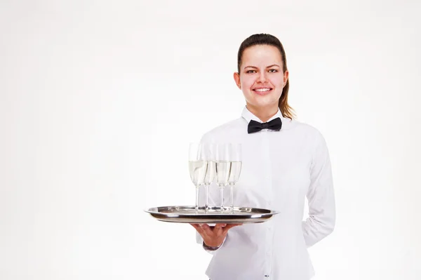 Kobieta w kelner jednolitego, trzymając zasobnik i okulary z szampanem, — Zdjęcie stockowe