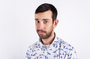 Adam beyaz arka plan üzerinde üzgün yüz.