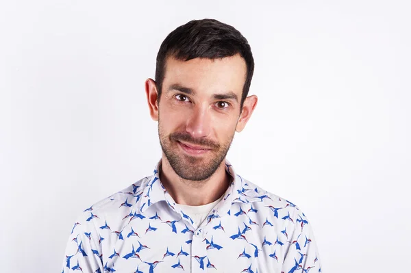 Retrato de hombre sobre fondo blanco sonriendo. Pelo negro y facia — Foto de Stock