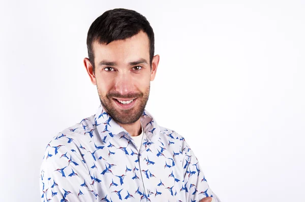 Retrato de hombre sobre fondo blanco sonriendo. Pelo negro y facia —  Fotos de Stock