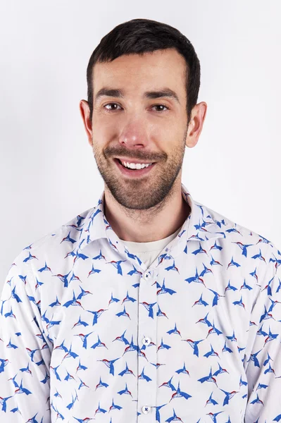 Retrato de homem sobre fundo branco sorrindo. Cabelo preto e facia — Fotografia de Stock