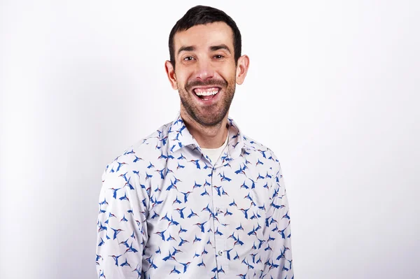 Retrato de homem sobre fundo branco sorrindo. Na camisa moderna . — Fotografia de Stock